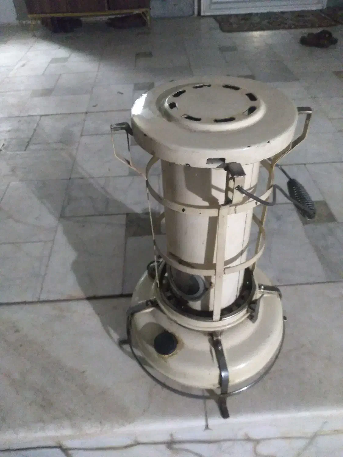 چراغ علاءالدین|کلکسیون اشیاء عتیقه|یزد, |دیوار