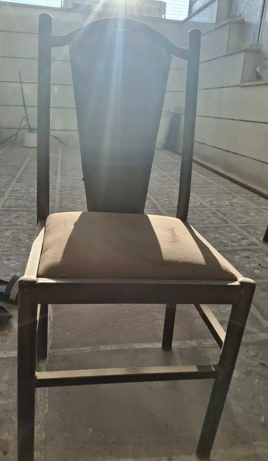 میز چوبی و چهار صندلی فلزی|دفتر کار|خرمآباد, |دیوار