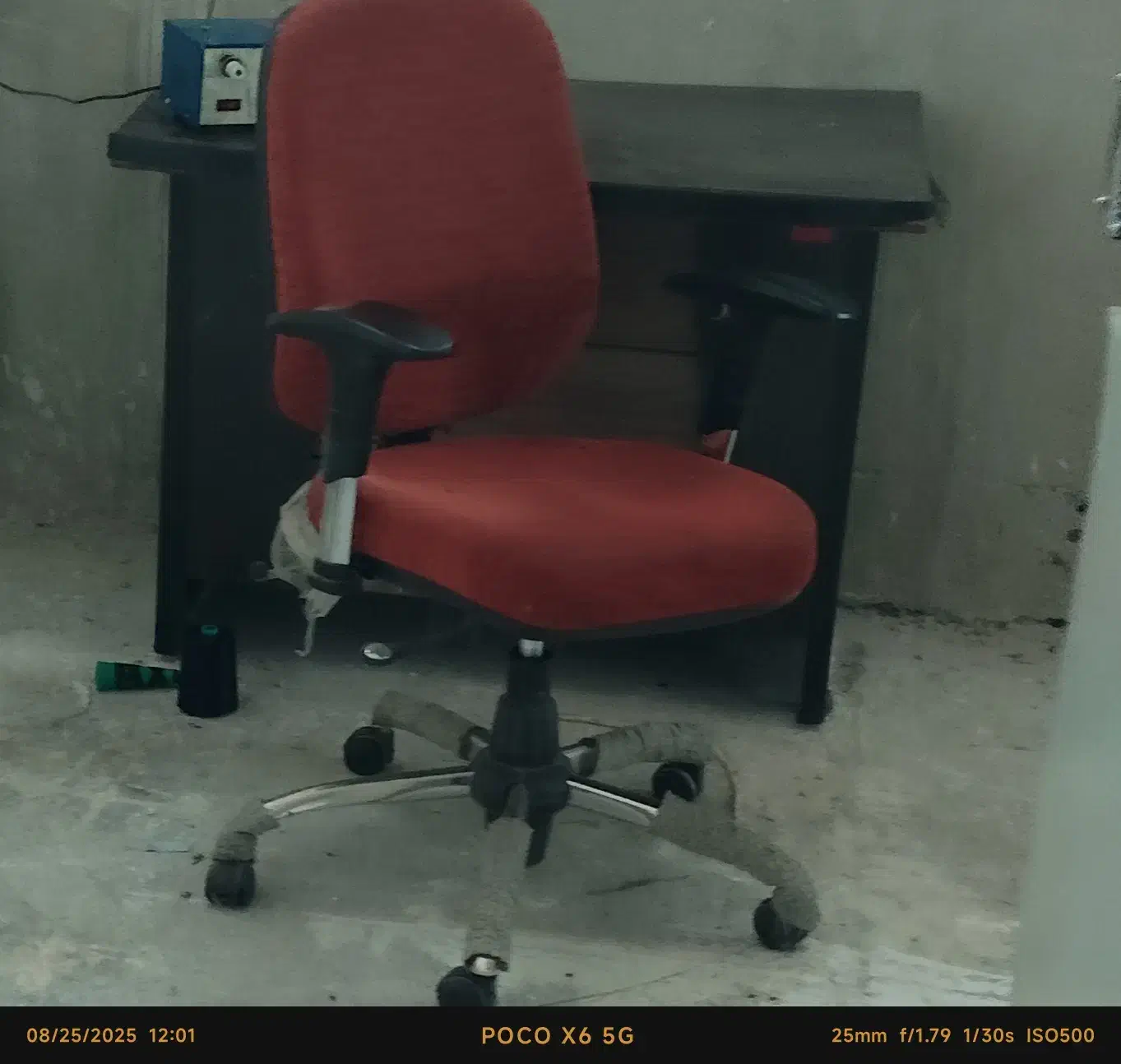 چندین عدد صندلی|صندلی و نیمکت|سنندج, |دیوار