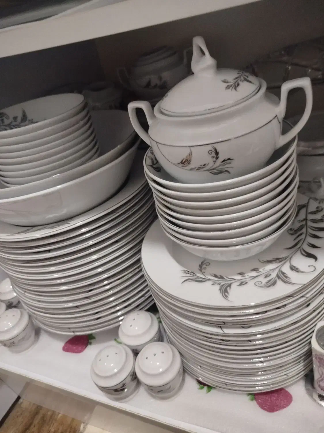 چینی مارک پارمیس جنس خوب ۱۸نفره نوبه فروش می رسد|ظروف سرو و پذیرایی|قرچک, داوود آباد|دیوار