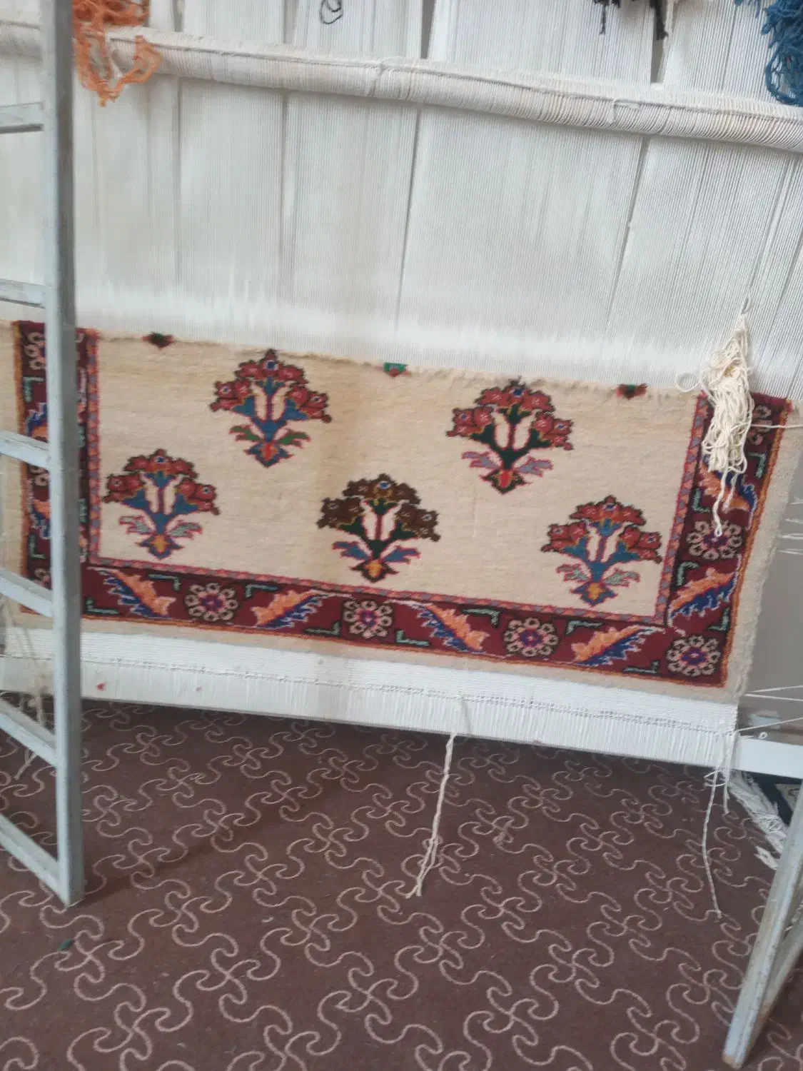 دار قالی نیمه کاره همراه با نخ ونقشه|فرش|آبدانان, |دیوار