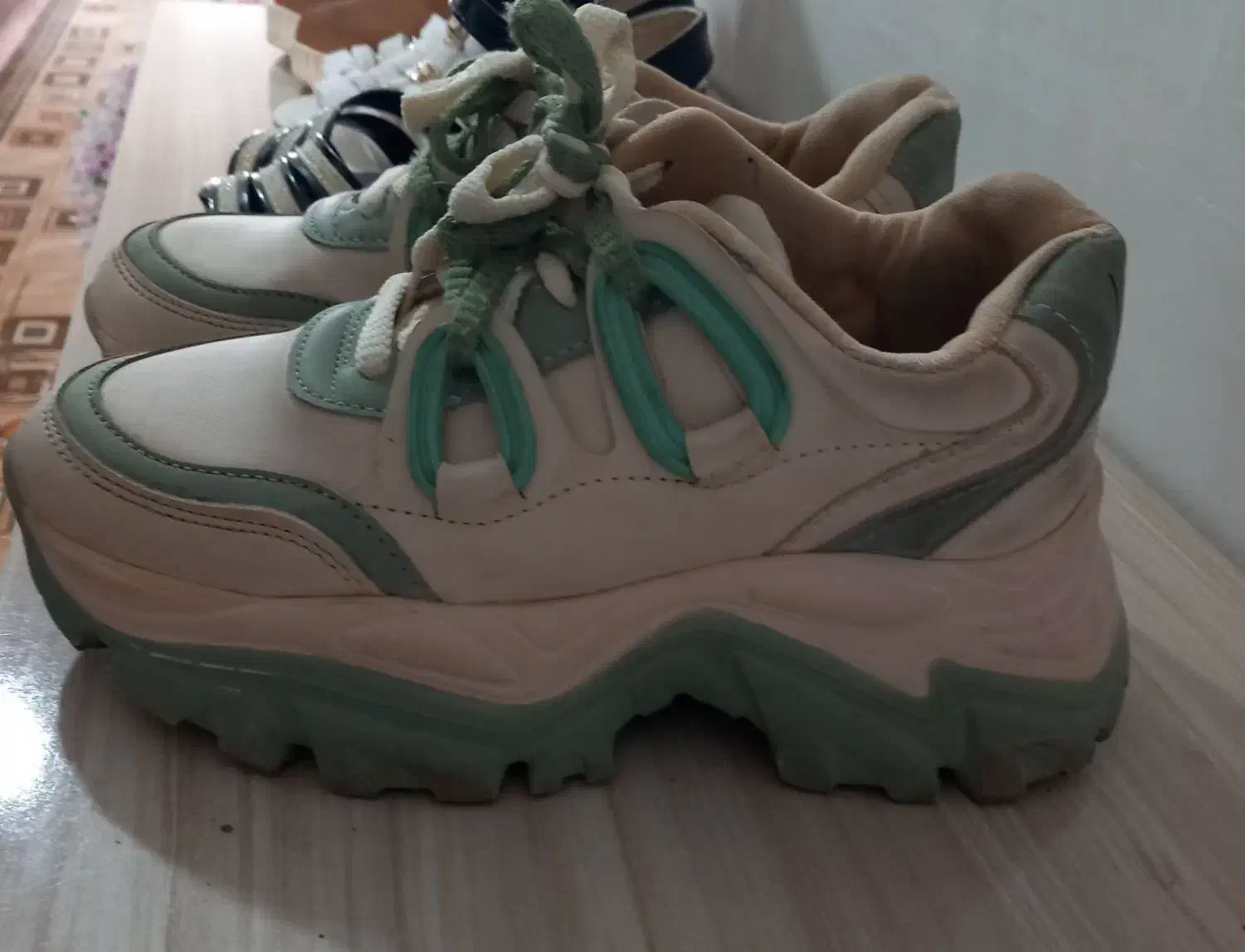 کفش در حد نو|کیف، کفش، کمربند|اردبیل, |دیوار