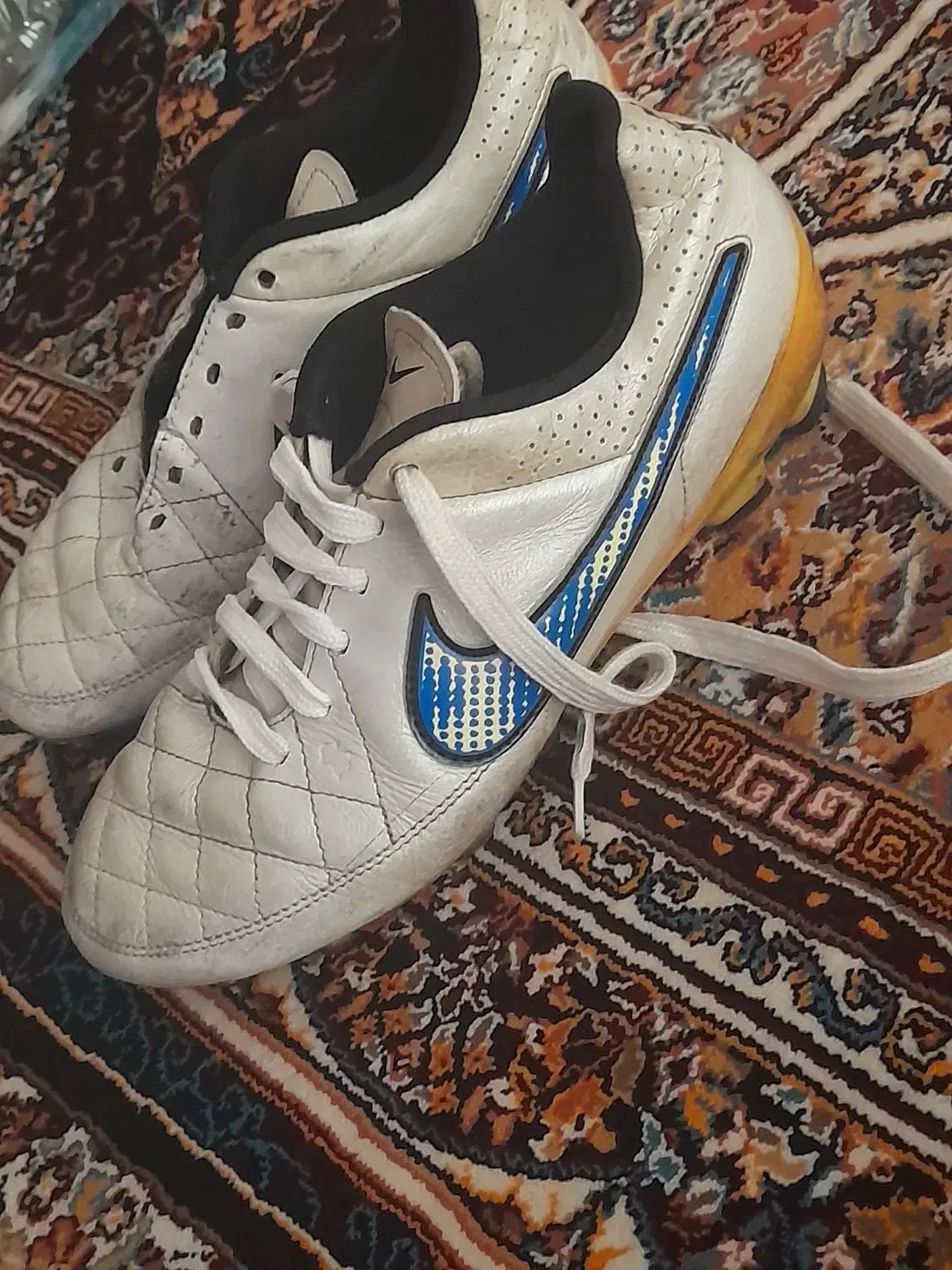 استوک|کیف، کفش، کمربند|قم, شهر قائم|دیوار