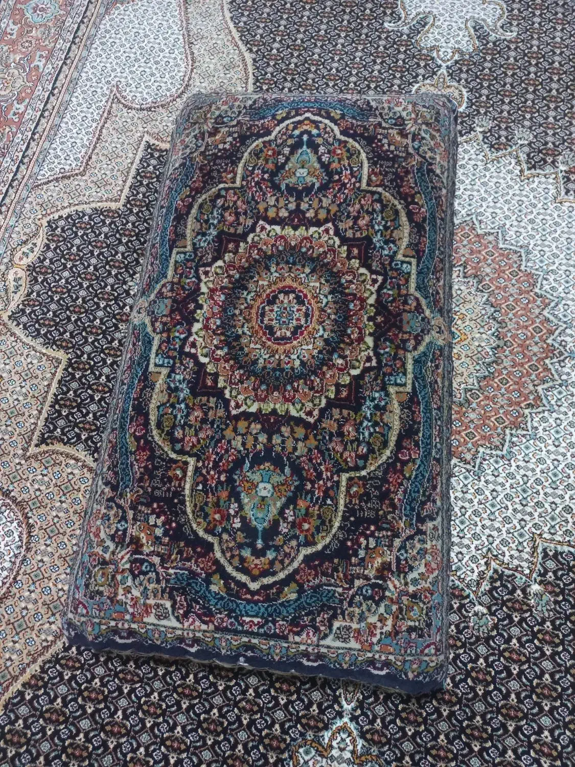 ۱فرش۸ عدد پشتی یک دست در حد نو۷۰۰شانه|پشتی|بزینه رود, |دیوار