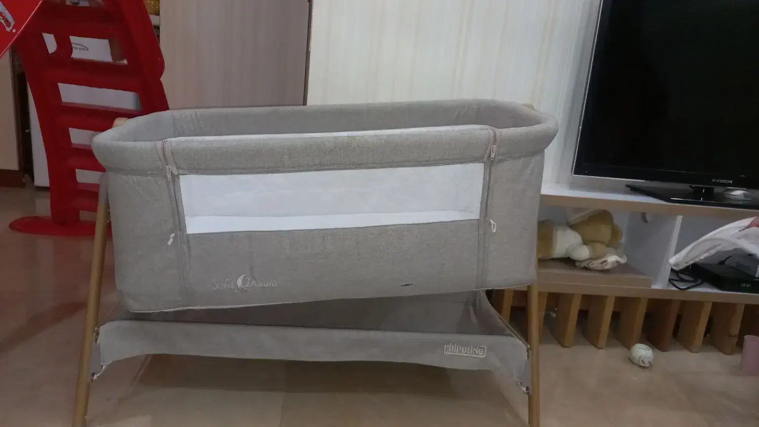 تخت کنار مادر و گهواره سیسمونی|تخت و صندلی بچه|همدان, |دیوار