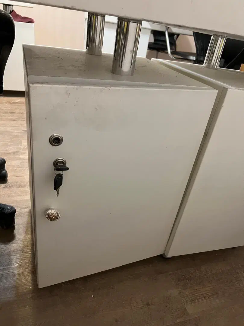 ۳ عدد میز ناخن + ۶ صندلی جک‌دار + استند لاک|آرایشگاه و سالن‌های زیبایی|پرند, فاز ۶|دیوار