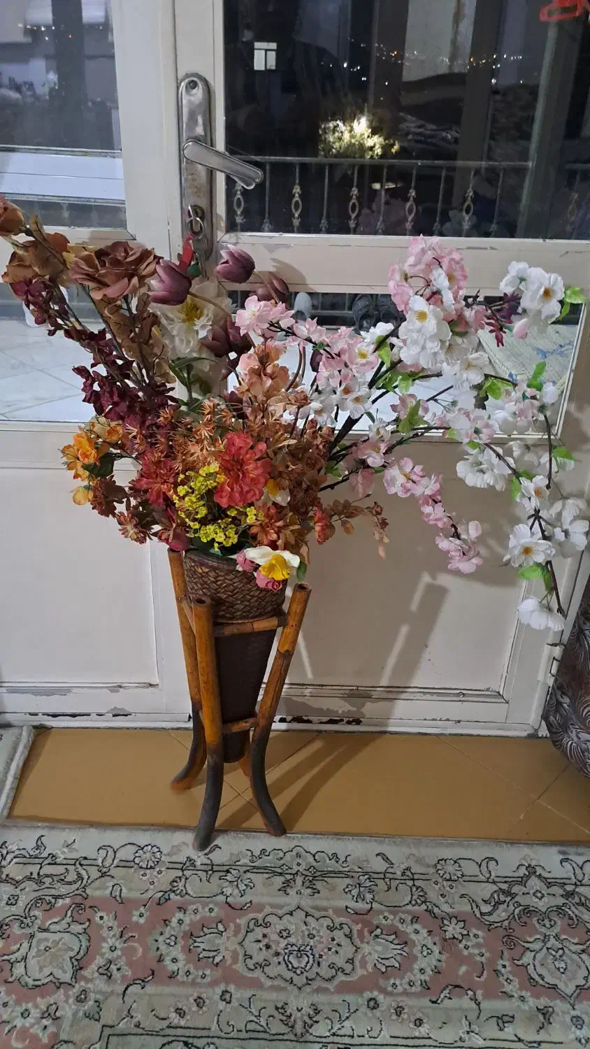 گل با گلدون با میز تلویزیون فروشی|گل و گیاه طبیعی|بومهن, |دیوار