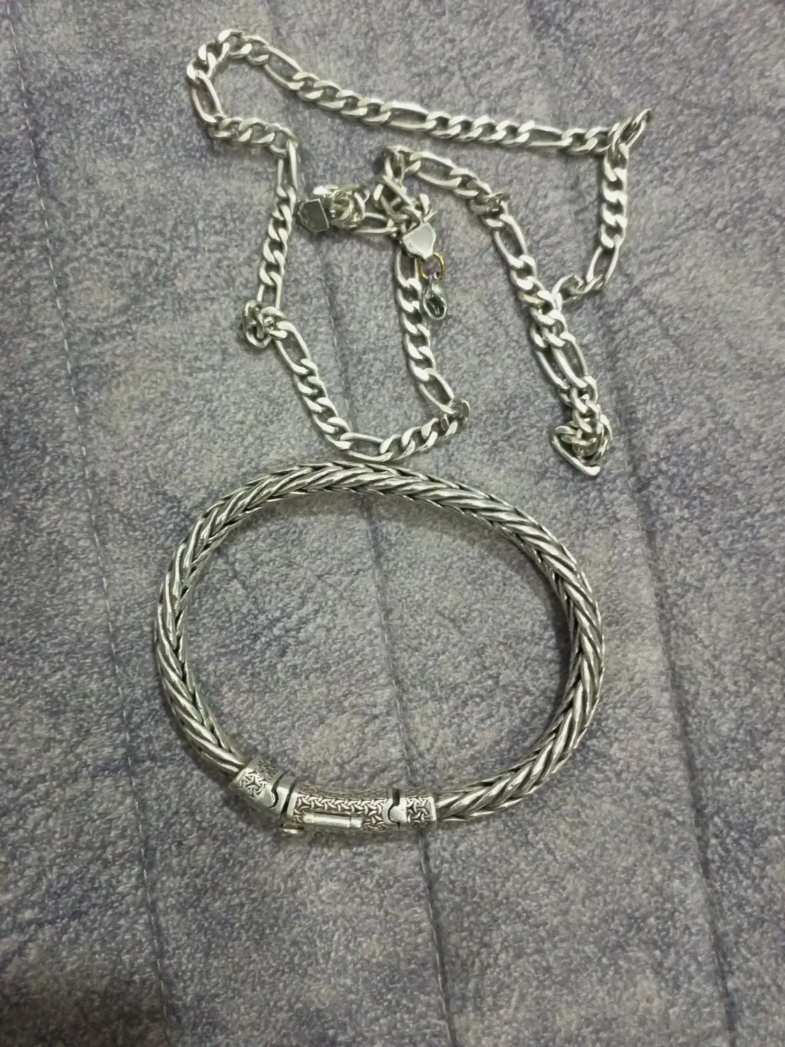 دستبند و زنجیر نقره|جواهرات|قم, قلعه کامکار|دیوار