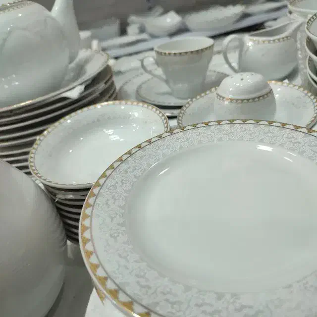 چینی ۳۰ نفره مقصود آکبند|ظروف سرو و پذیرایی|الشتر, |دیوار