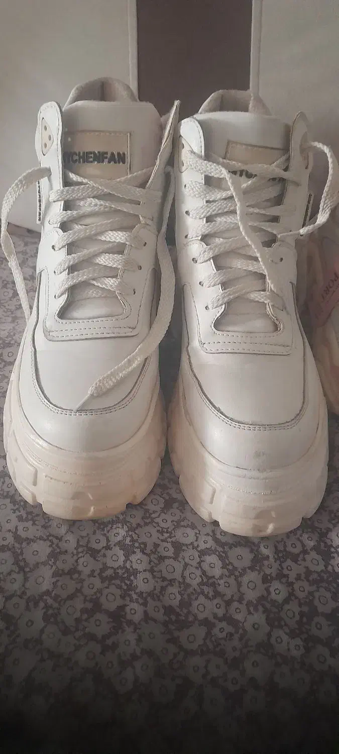 کفش|کیف، کفش، کمربند|بومهن, |دیوار