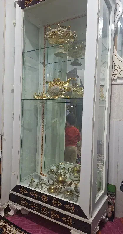 ویترین سفید بنفش سالم دارای 2طبقه|بوفه، ویترین، کنسول|قم, قلعه کامکار|دیوار