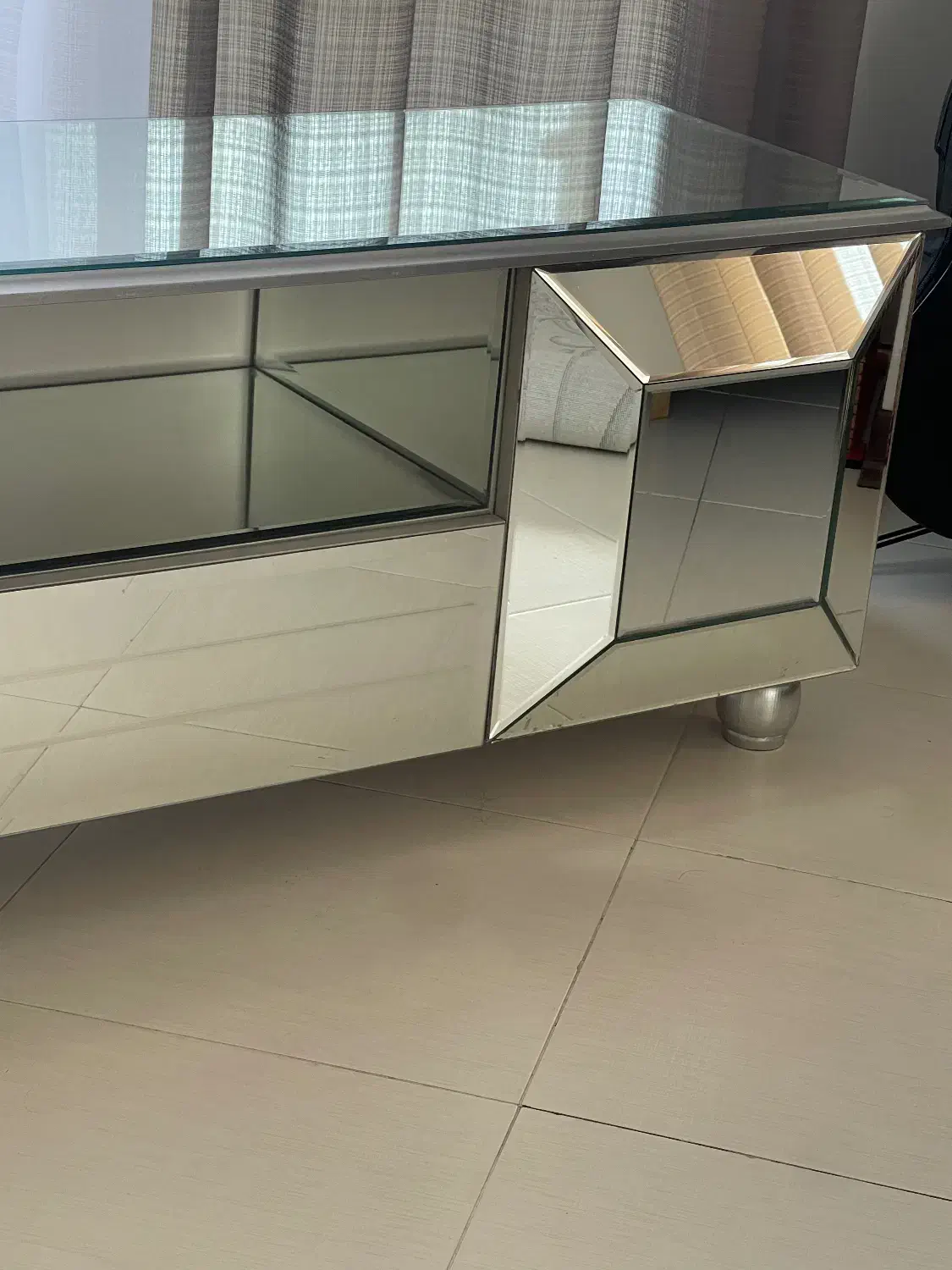 میز تلویزیون|میز تلویزیون|تهران, آبشار تهران (دریاچه)|دیوار