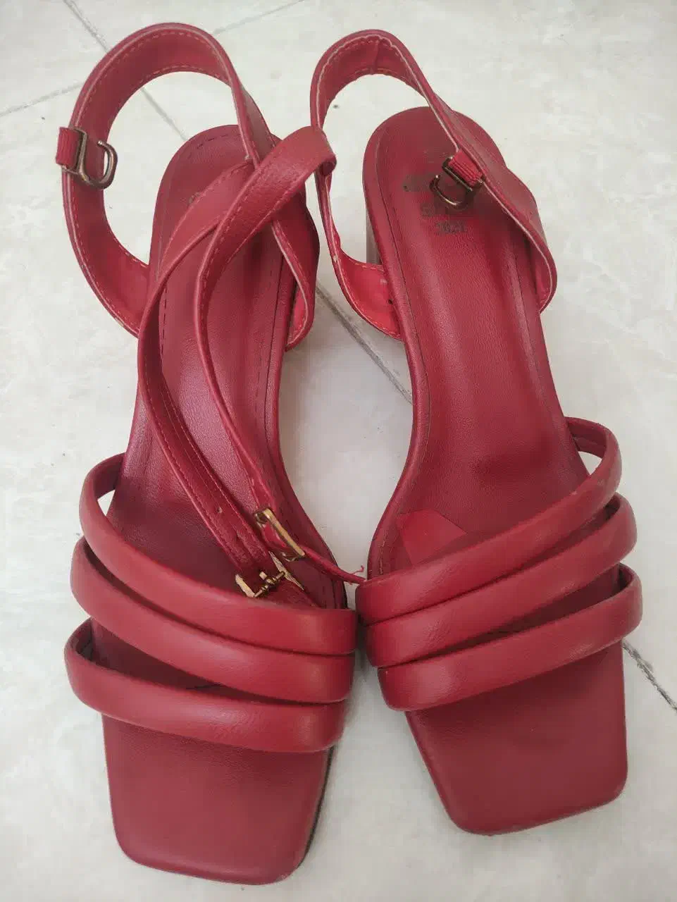 قرمز|کیف، کفش، کمربند|میانه, |دیوار