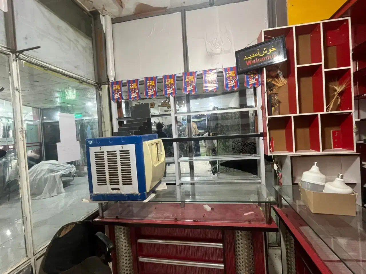 دکور مغازه و دو تا میز مغازه|فروشگاه و مغازه|دهدشت, |دیوار