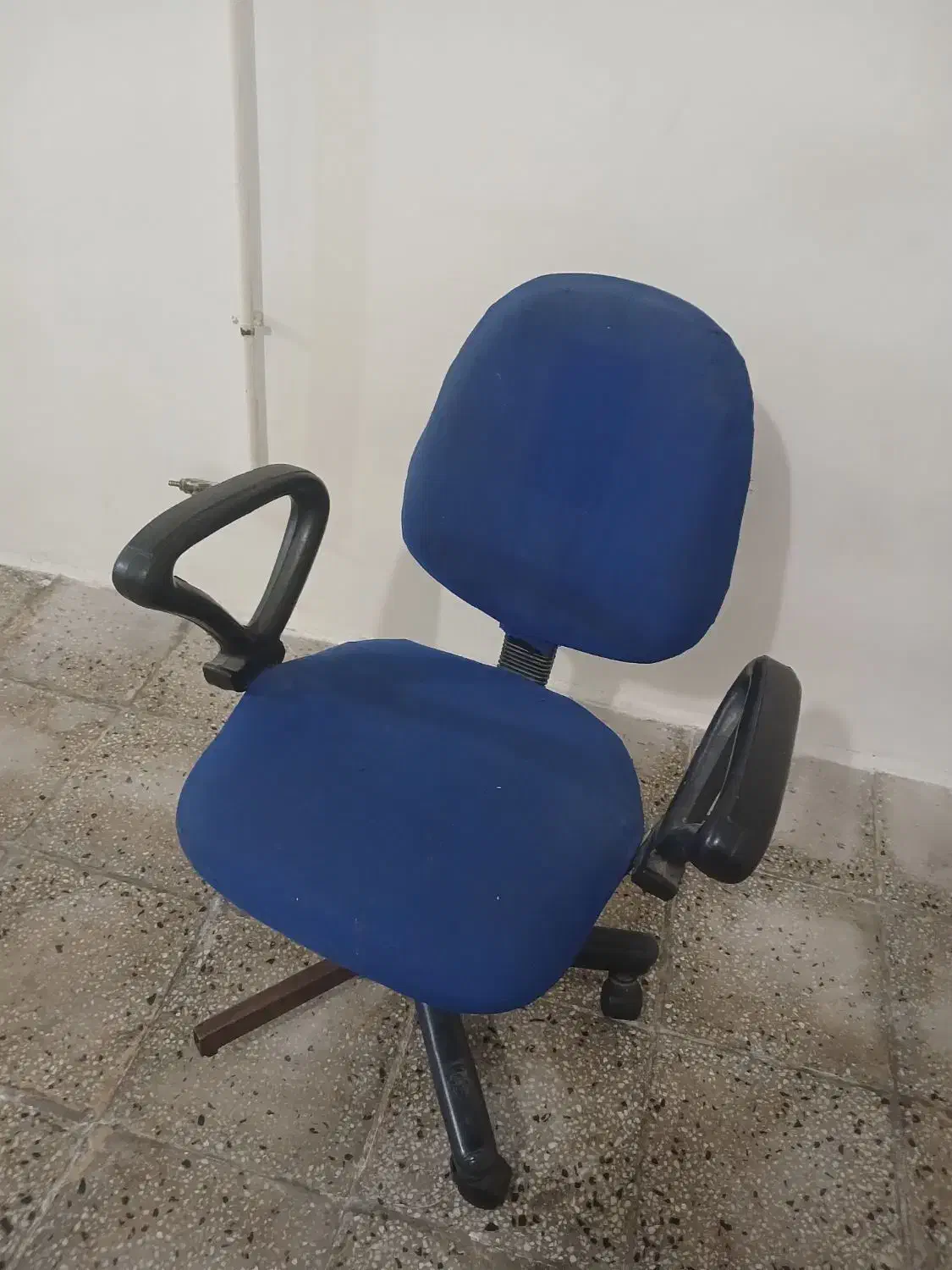 صندلی و دیویدی|صندلی و نیمکت|بروجرد, |دیوار