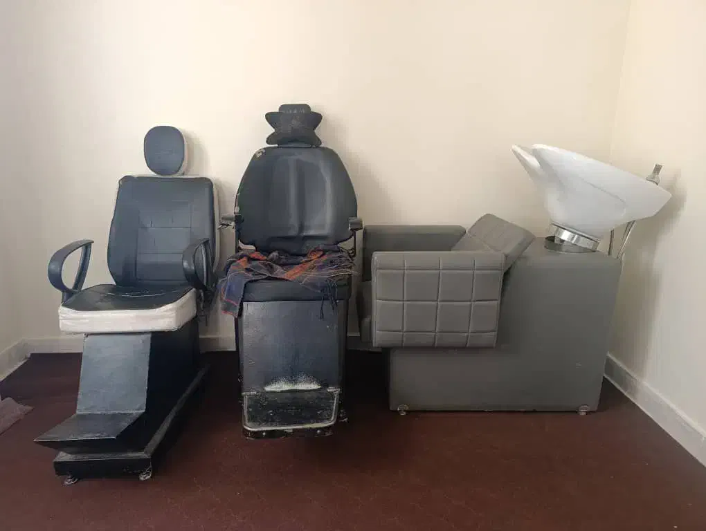 سرشور و صندلی آرایشگاه|آرایشگاه و سالن‌های زیبایی|پیشوا, |دیوار