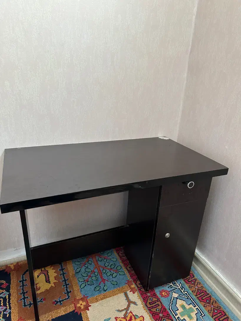 میز تحریر در حد نو|میز تحریر و کامپیوتر|هشتگرد, فاز ۱ مهستان|دیوار