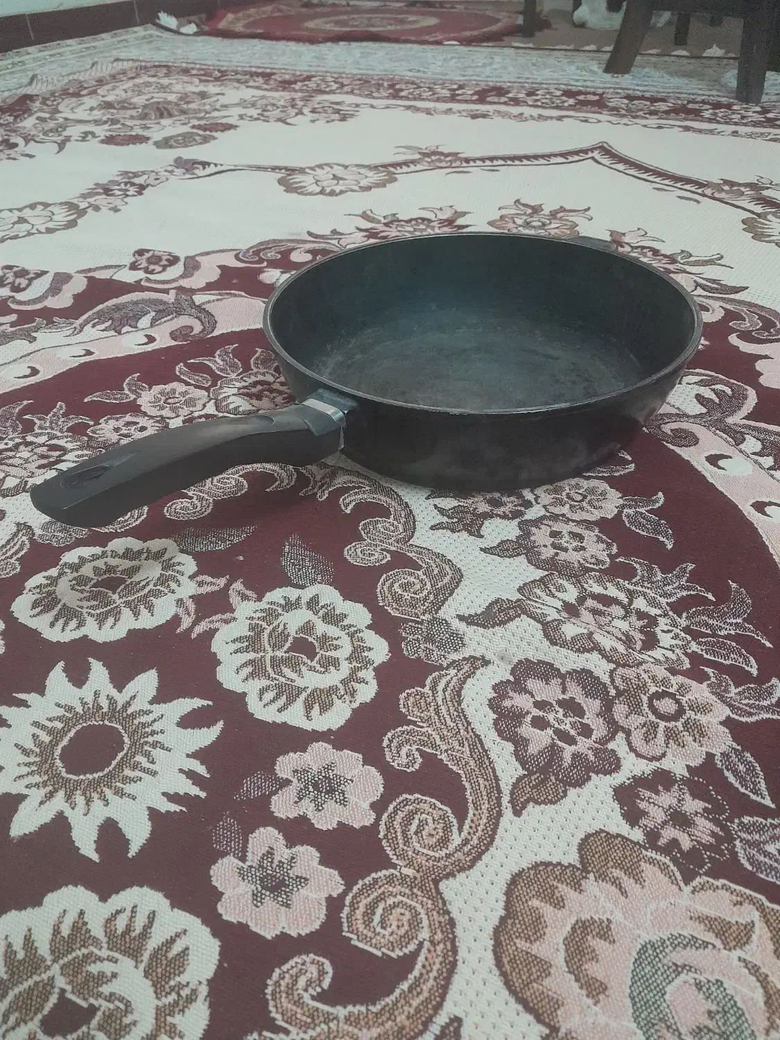 تابه چدن.  سالم و محکم|ظروف پخت‌وپز|بروجرد, |دیوار