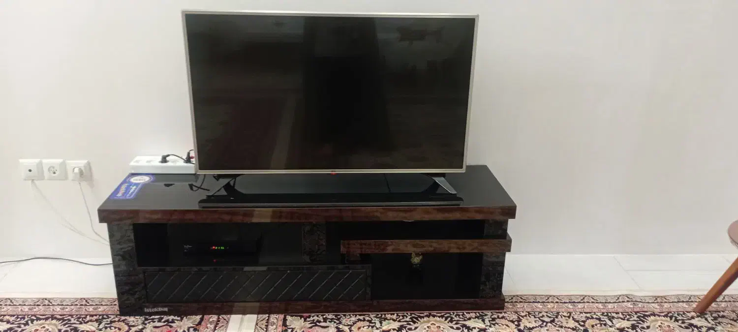 تلویزیون ال‌جی اصل ۴۳ اینچ و میزتلویزیون با کارتن|تلویزیون و پروژکتور|زنجان, |دیوار