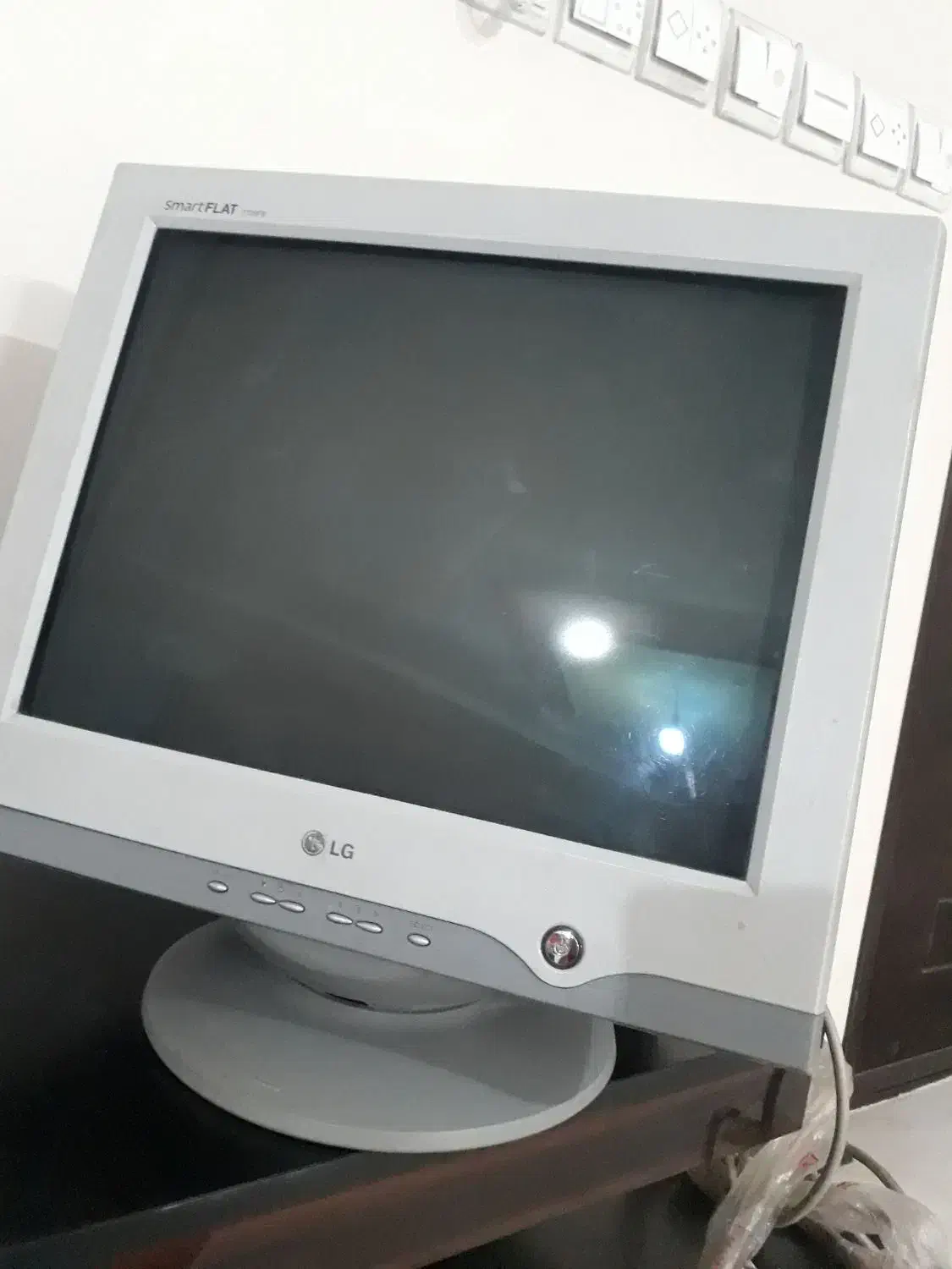 مانیتور LG همراه با کابل اورجینال|قطعات و لوازم جانبی رایانه|اصفهان, باغ فدک|دیوار