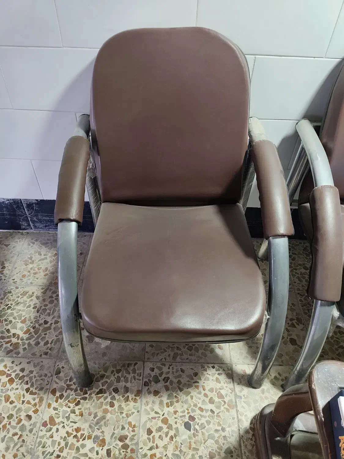 دو عدد صندلی اداری و میز جلو مبلی|مبلمان اداری|دزفول, |دیوار