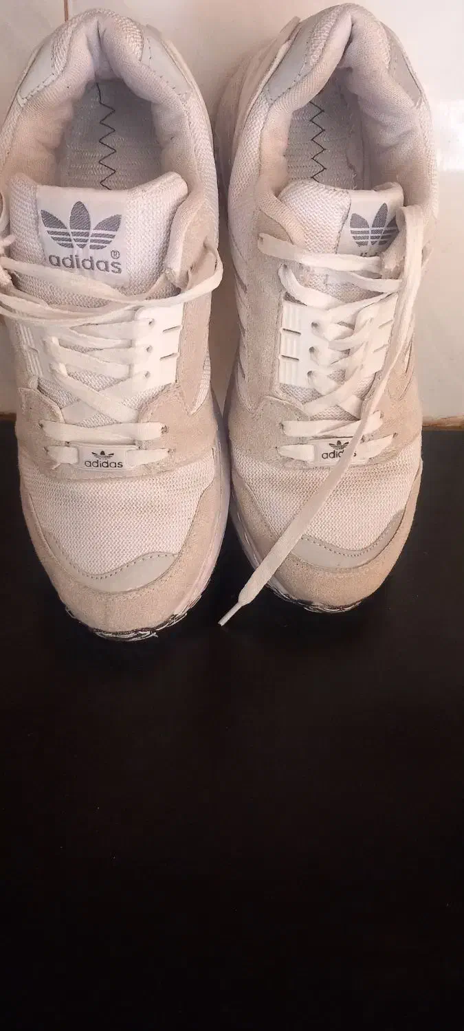 کتانی آدیداس|کیف، کفش، کمربند|میانه, |دیوار