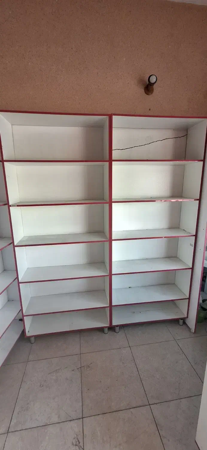 ویترین چوبی در حد نو بدون خط و شکستگی|کتابخانه، شلف، قفسههای دیواری|اراک, |دیوار