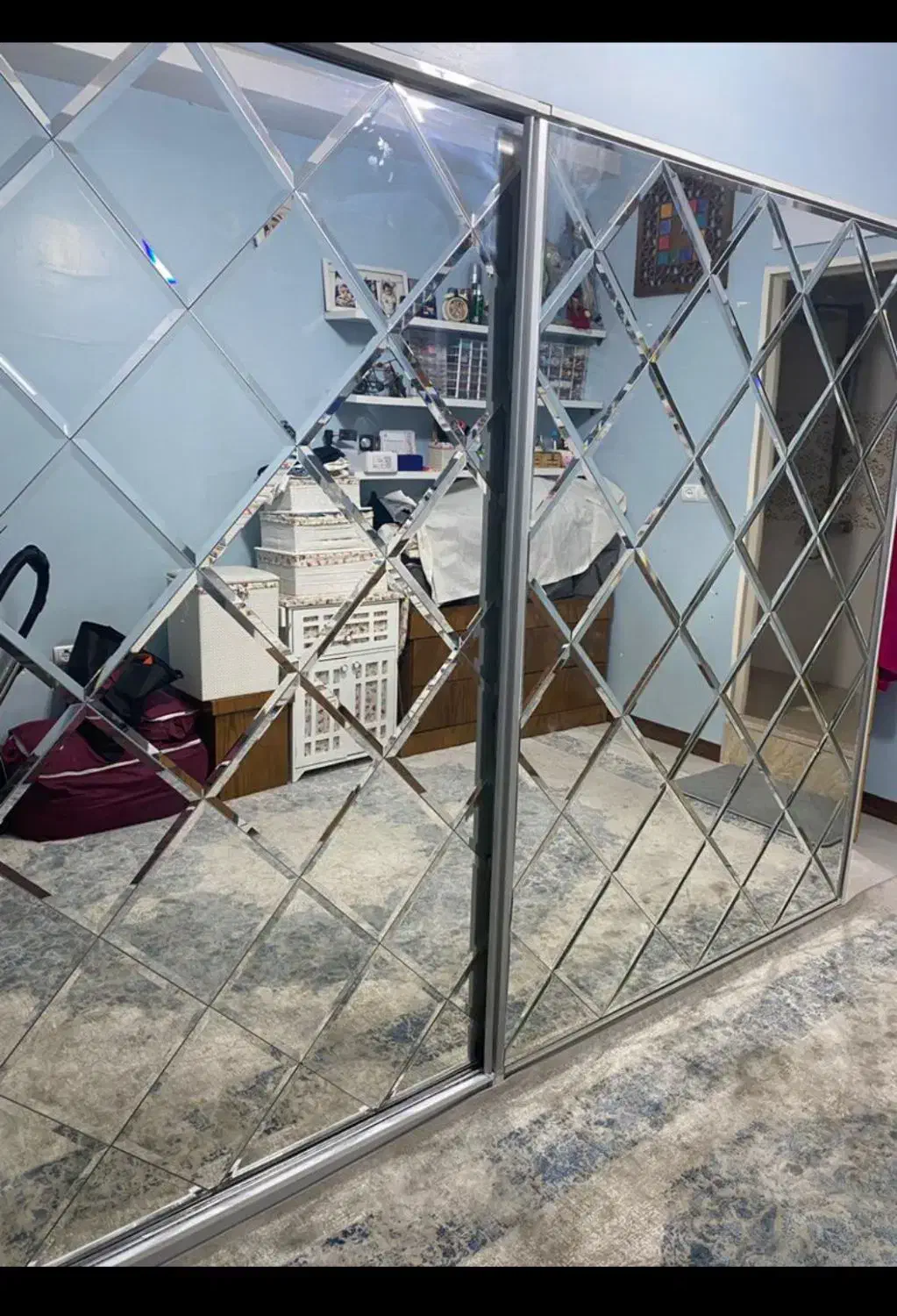 آیینه در حد نو|آینه|قرچک, زیبا شهر|دیوار