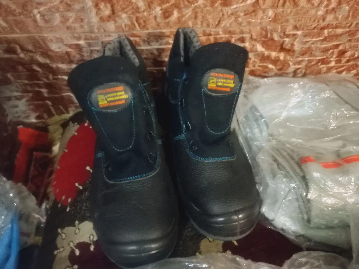 کفش. لباس کار.|کیف، کفش، کمربند|برازجان, |دیوار