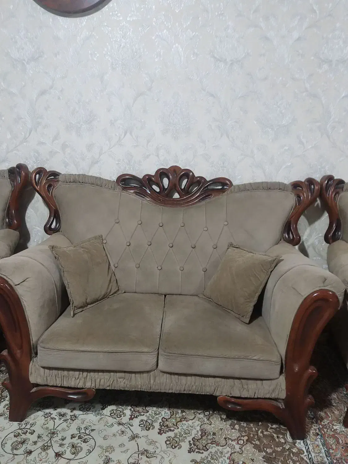 مبل کلاسیک ۷نفره کارکرده وسه میز عسلی|مبلمان خانگی و میز عسلی|رباطکریم, رباطکریم|دیوار