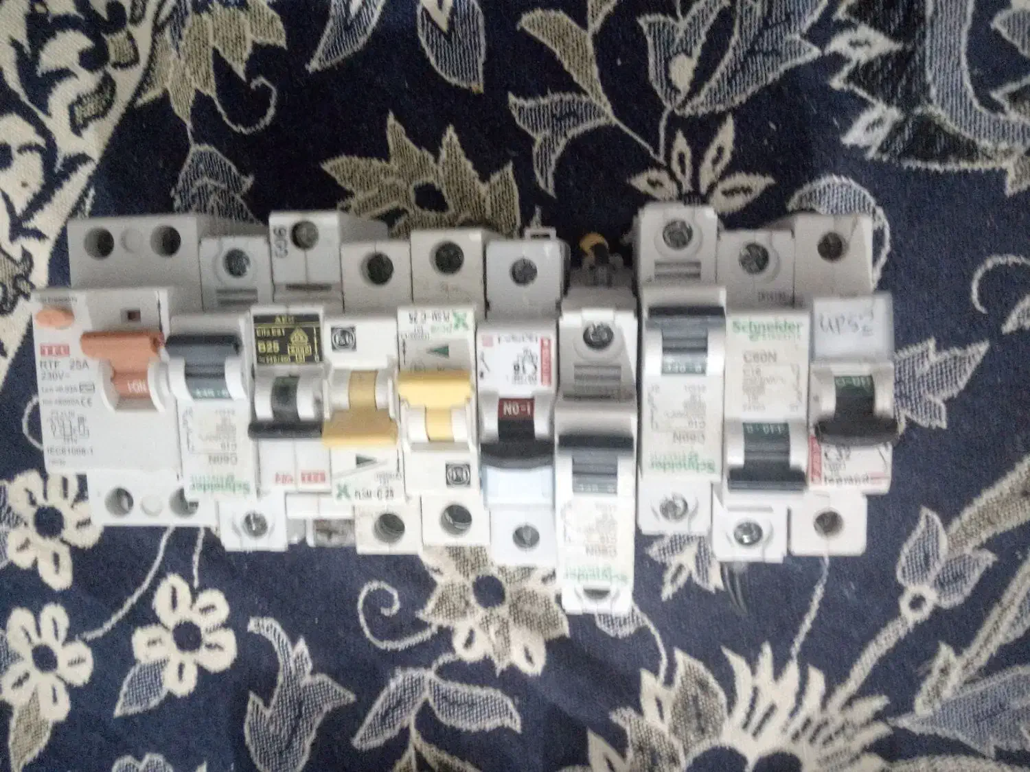 لوازم برقی لامپ کم مصرف ودکوری وسرپبچ وجعبه تقسیم|لامپ و چراغ|چهارباغ, |دیوار