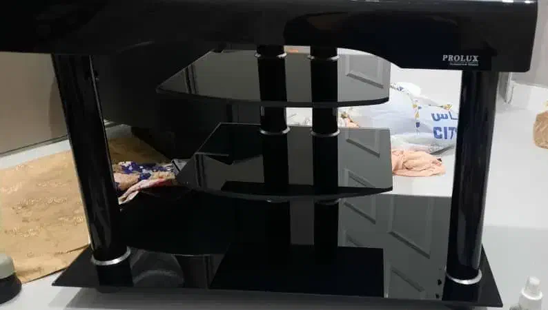 تلویزیون صاایران و میز تلویزیون شیشه ی در حد نو|تلویزیون و پروژکتور|بندرعباس, |دیوار