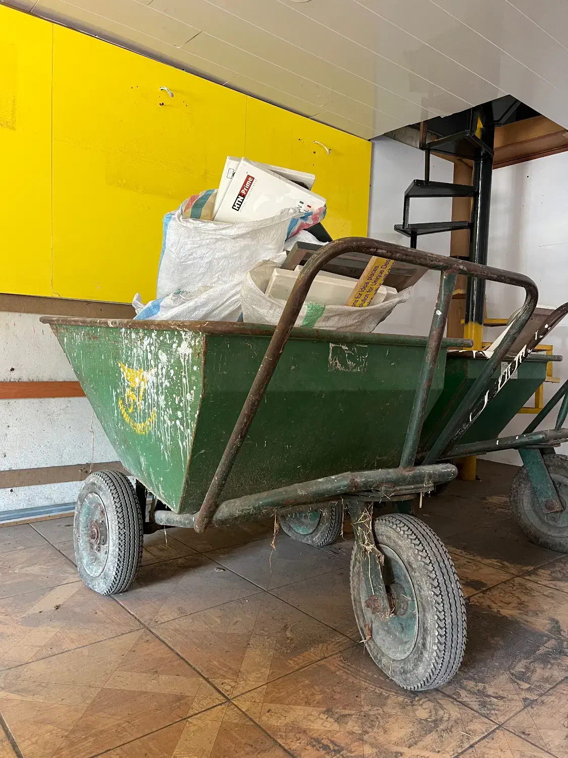 فرغون بزرگ صنعتی|ماشین‌آلات صنعتی|زیرآب, |دیوار