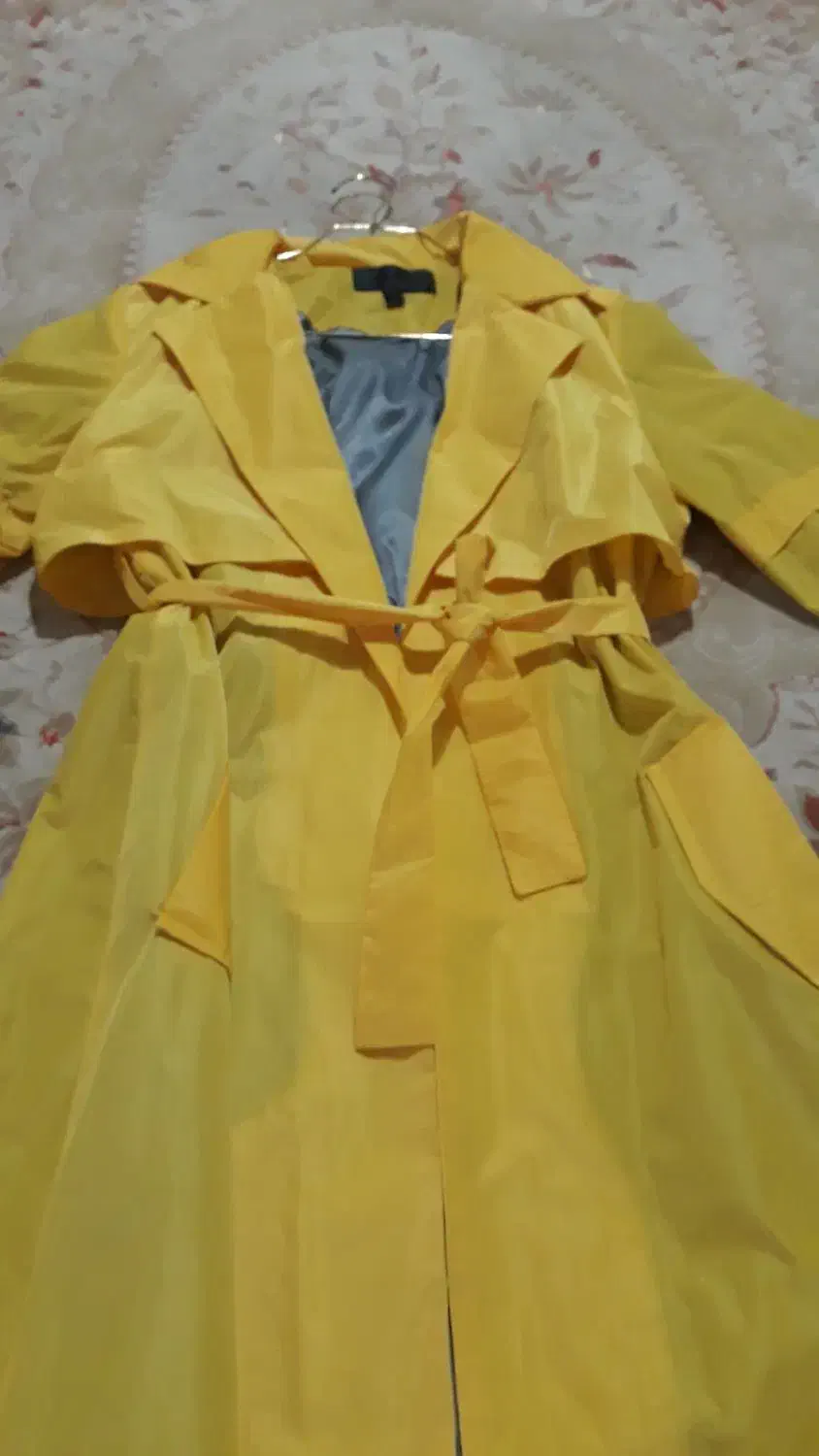 بارونی زرد خفن|لباس|رشت, منظریه|دیوار