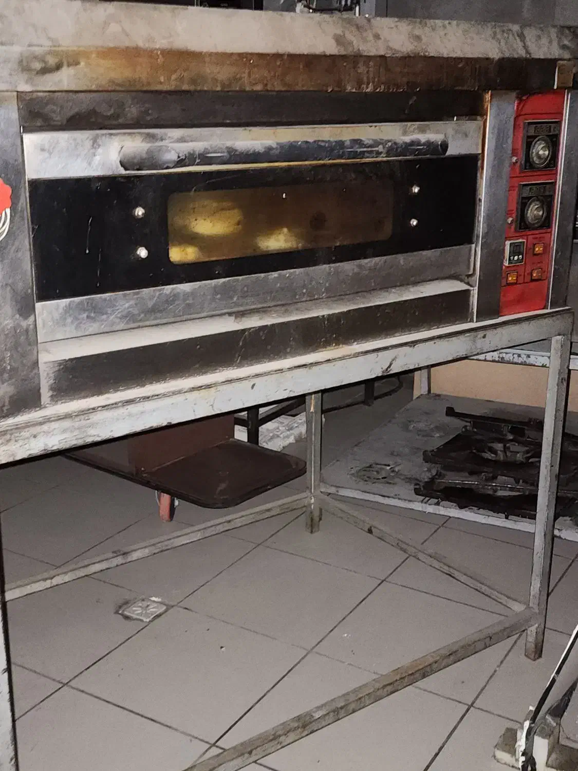 فر پیتژا صندوقی|کافیشاپ و رستوران|اصفهان, تخت فولاد|دیوار