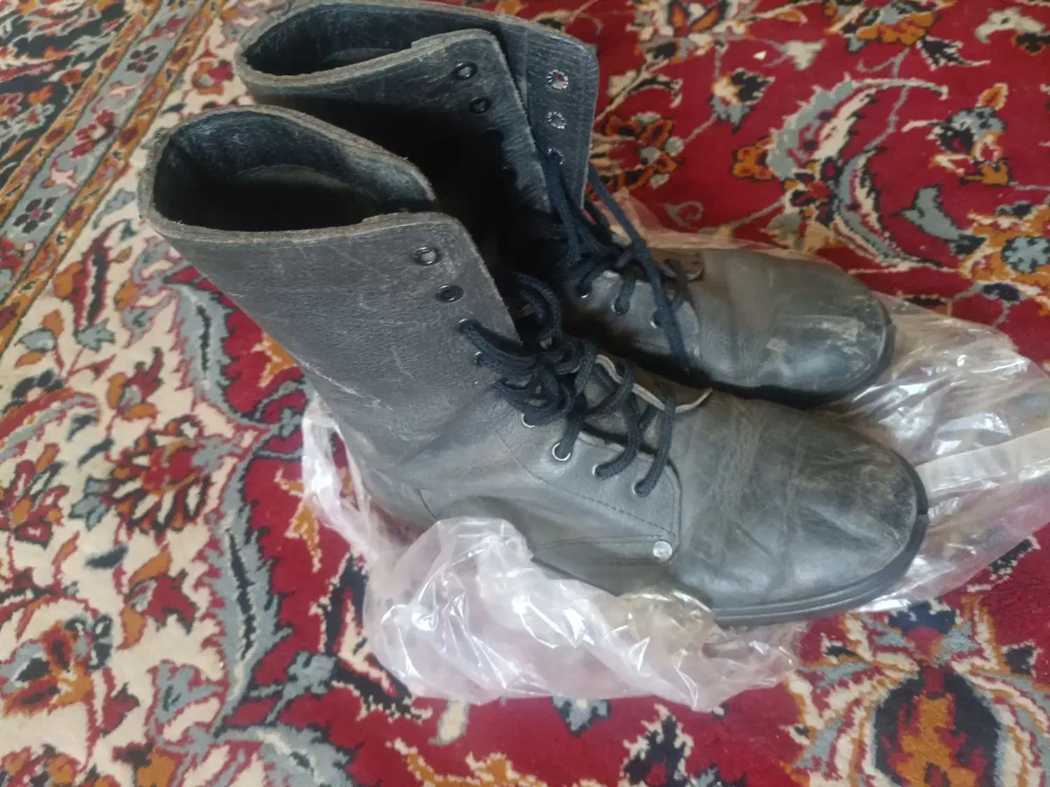 سه عدد پوتین سربازی نو|کیف، کفش، کمربند|تاکستان, |دیوار