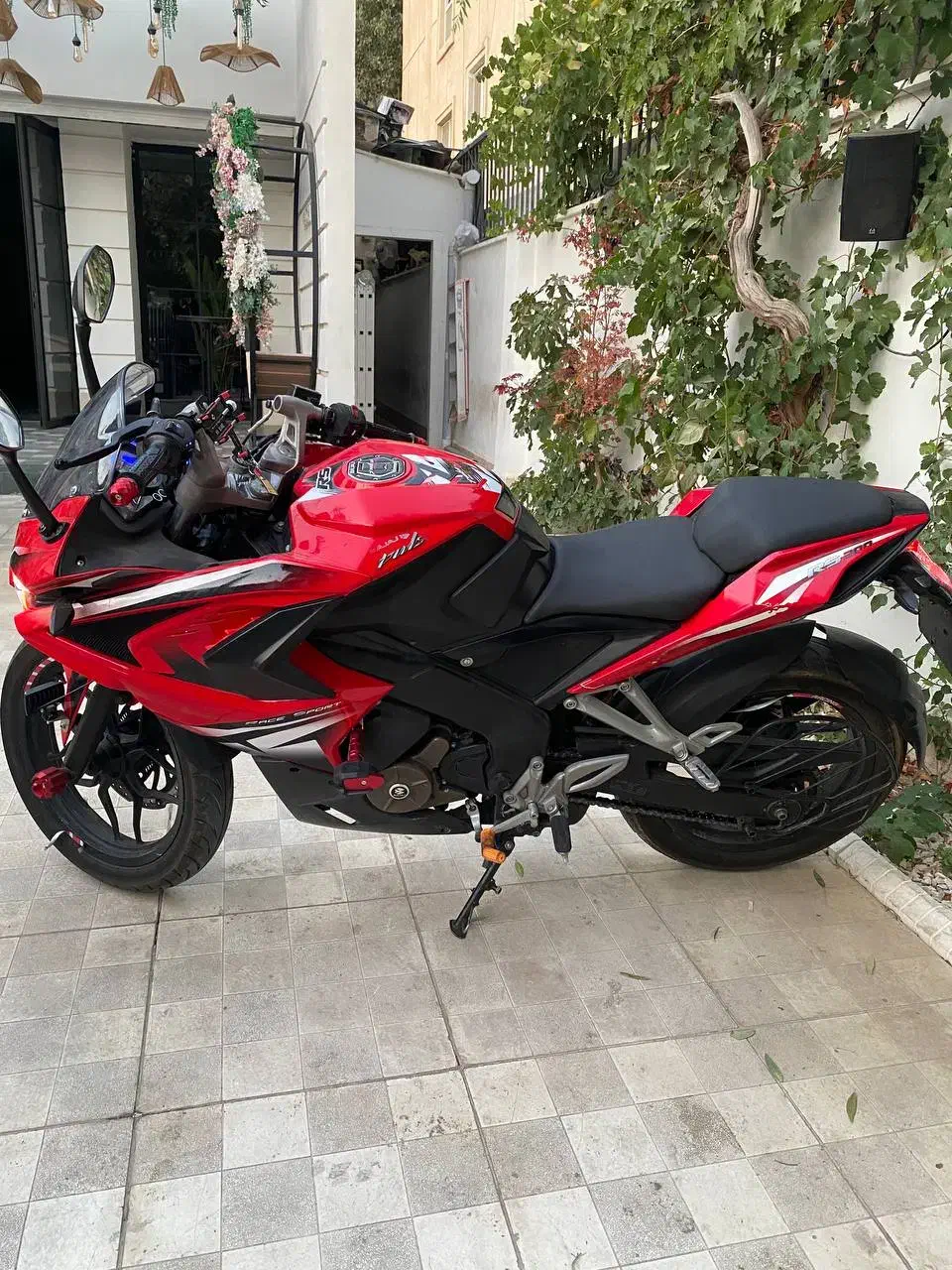 rs 200|موتورسیکلت|اندیشه, اندیشه فاز ۳|دیوار