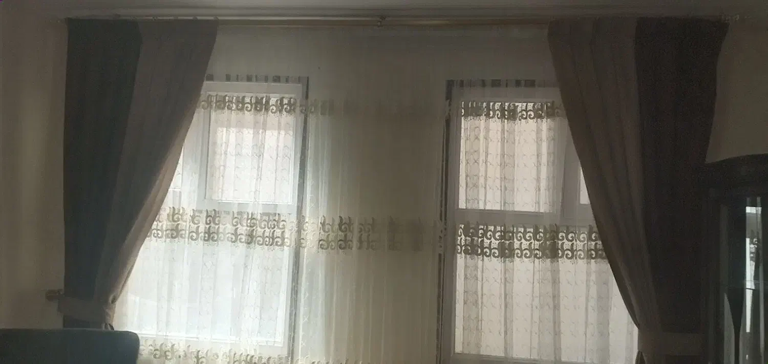 پرده توری با کناره کرم قهوه ای سالم و تمیز|پرده، رانر، رومیزی|تهران, تهرانپارس شرقی|دیوار