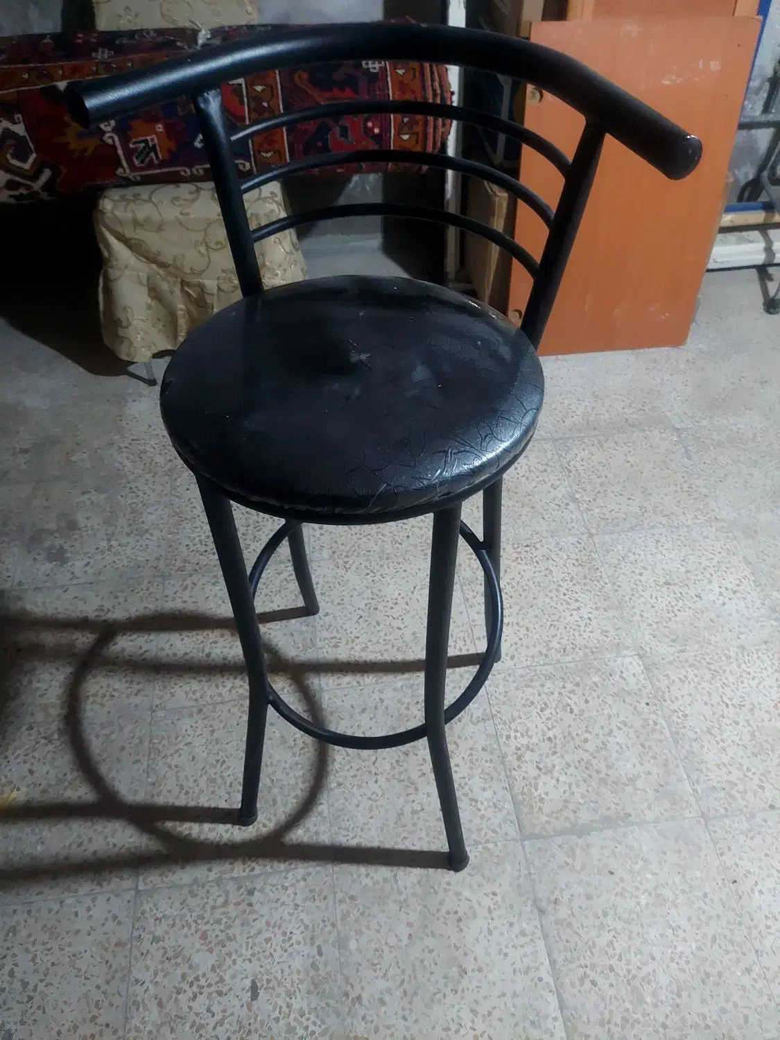 یک عدد صندلی اوپن|صندلی و نیمکت|خسروشاه, |دیوار