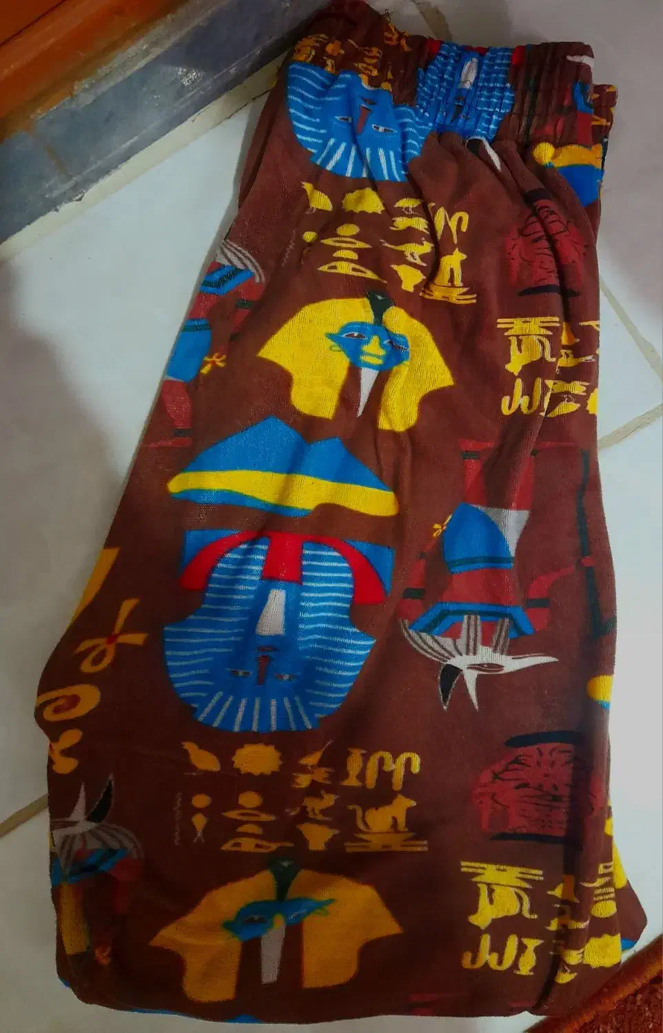 شلوار خانگی کاپشن کلاه مانتو جوراب دامن|لباس|رشت, هلال احمر|دیوار