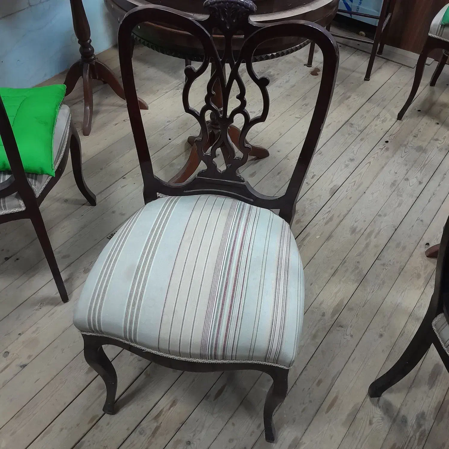 صندلی چوبی آنتیک با نشیمن پارچه ای شیک|صندلی و نیمکت|رودهن, |دیوار