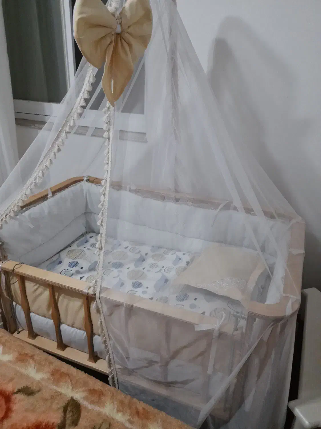 تخت نوزاد در حد نو|تخت و سرویس خواب|پیربازار, |دیوار