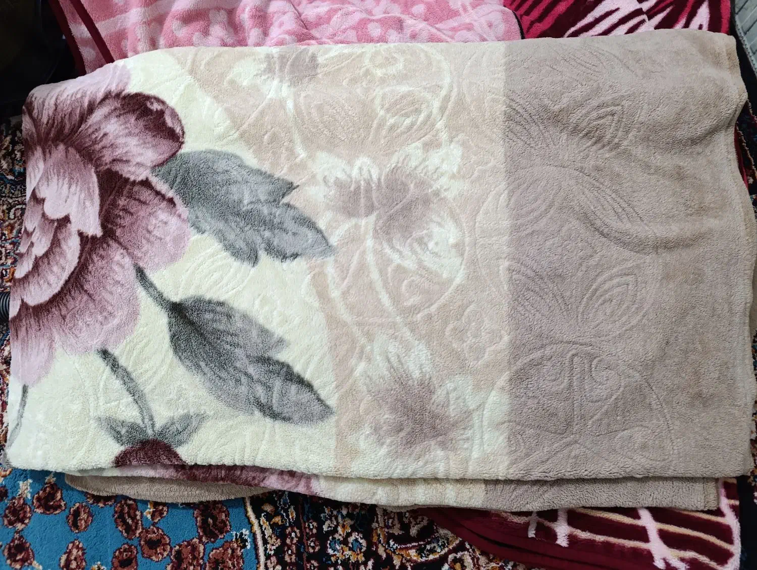 پتو گلبافت دونفره خیلی ضخیم در حد نو|رختخواب، بالش، پتو|بندر ماهشهر, |دیوار