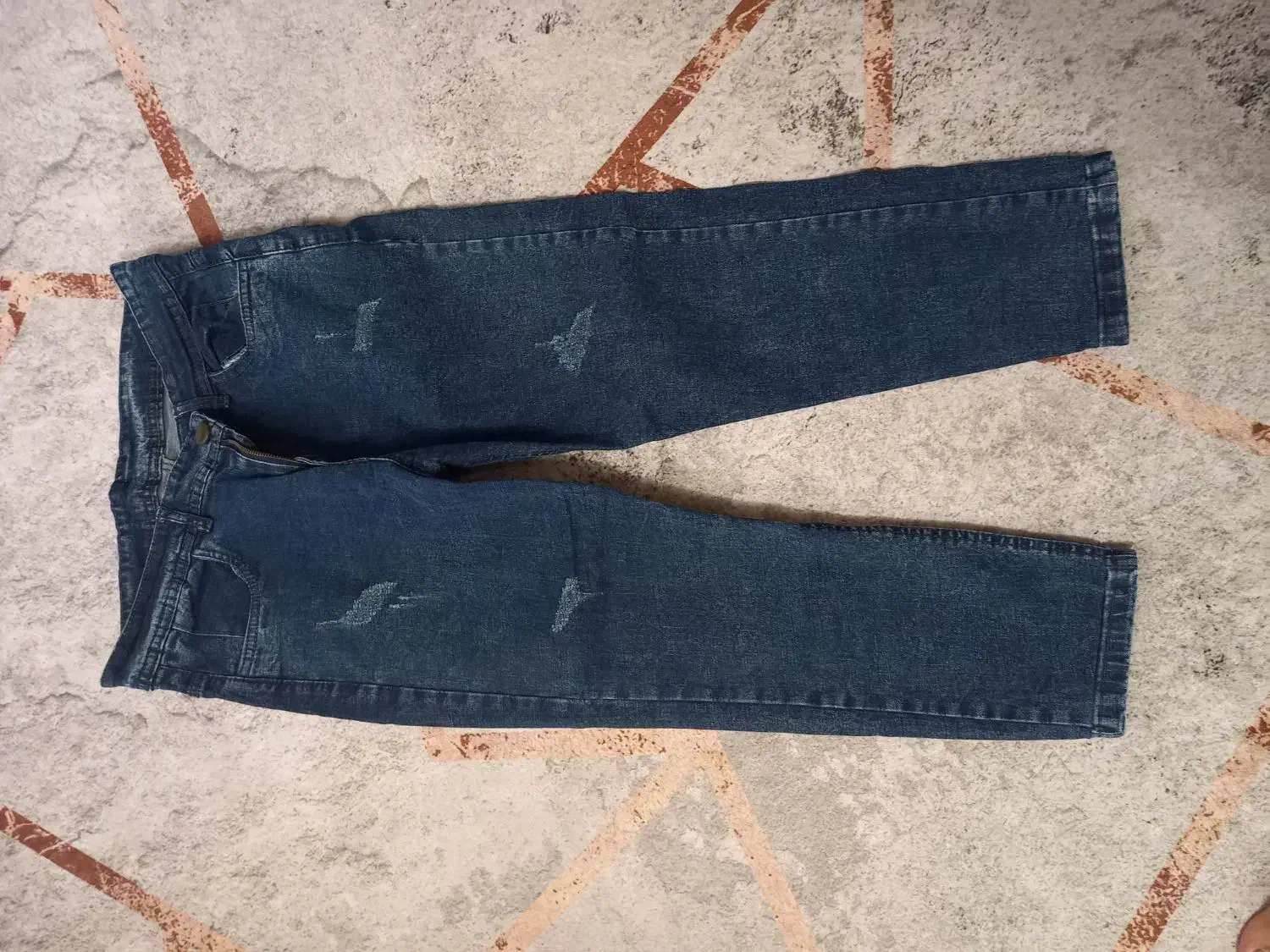 لباسها|لباس|رشت, جانبازان|دیوار