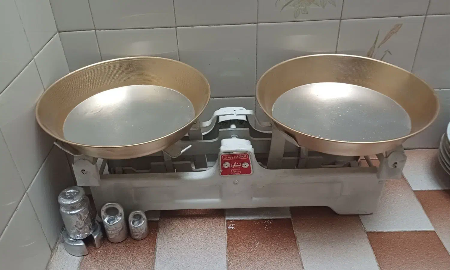 ترازو قدیمی دو کفه|کلکسیون اشیاء عتیقه|تبریز, |دیوار