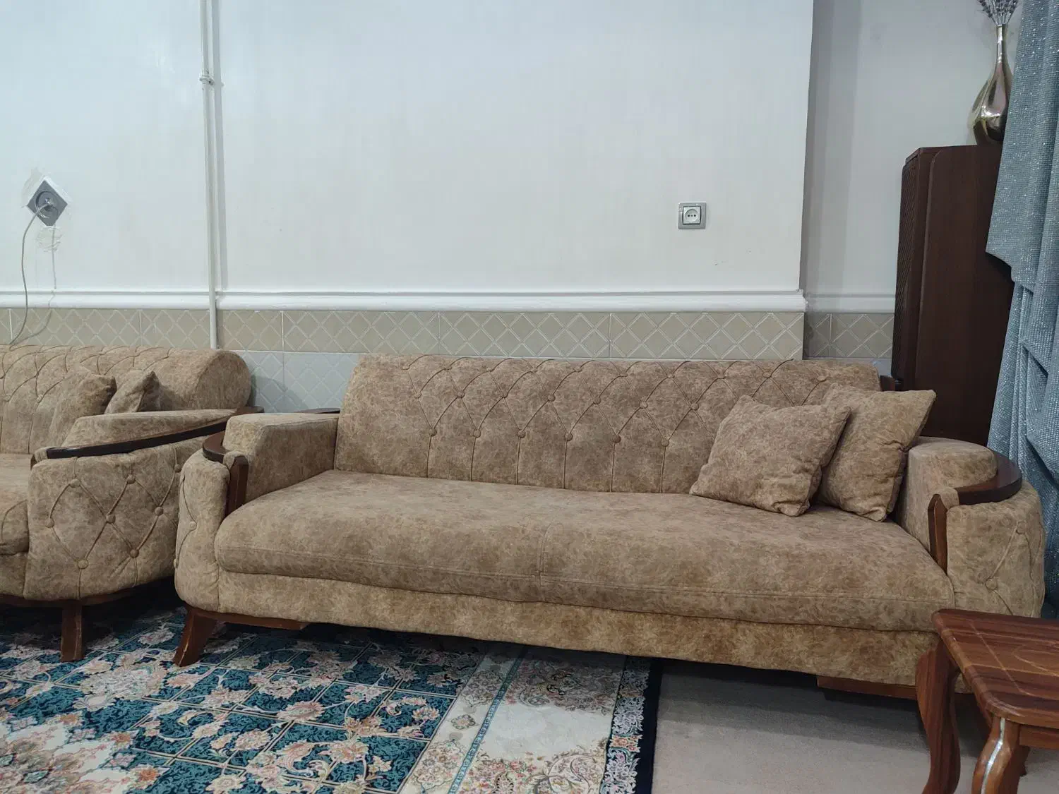 مبل راحتی همراه یک جلومبلی بزرگ و دوکوچک|مبلمان خانگی و میز عسلی|لالجین, |دیوار