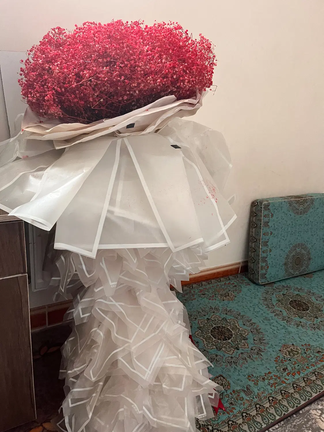 گل عروس|گل مصنوعی|قم, وادی السلام|دیوار
