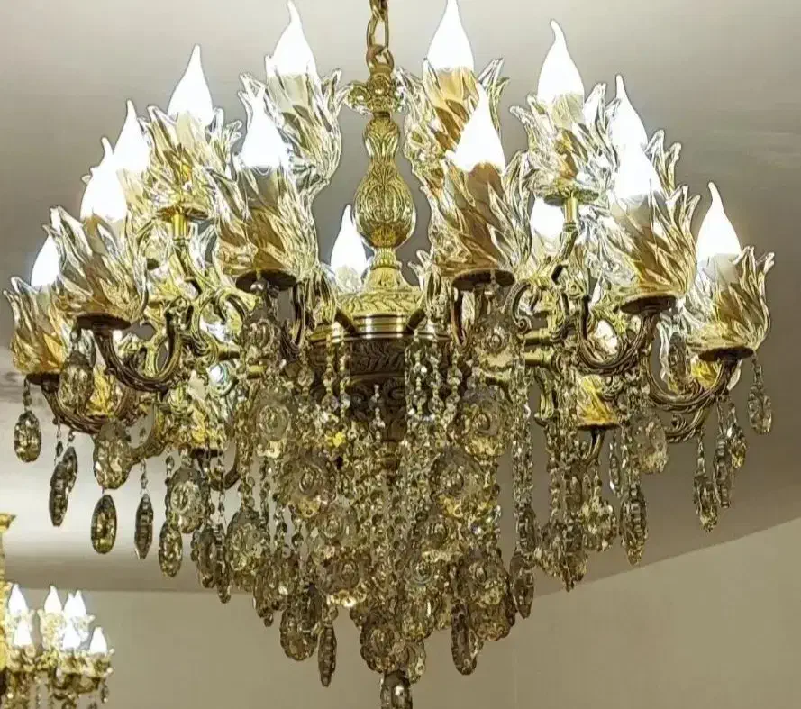 لوستر روی طوق بزرگ‌ 24شعله در گارگاه کارمندان|لوستر و چراغ آویز|کرمانشاه, |دیوار