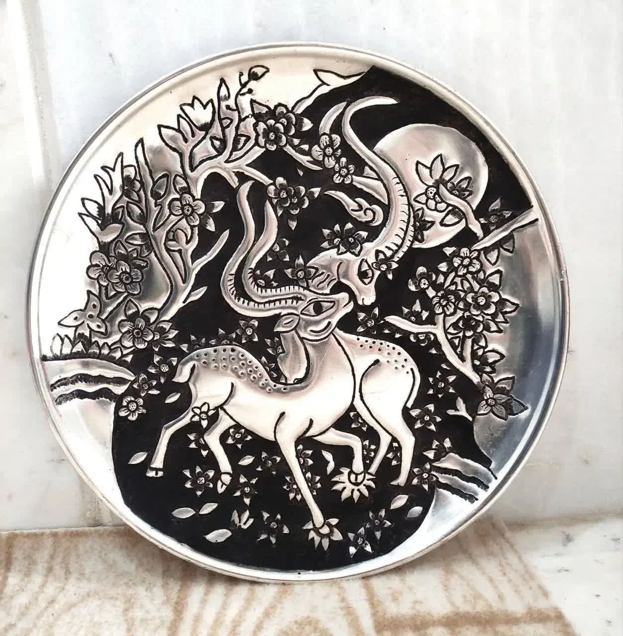 بشقاب قلمزنی شده طرح اهو|کلکسیون اشیاء عتیقه|اردبیل, |دیوار