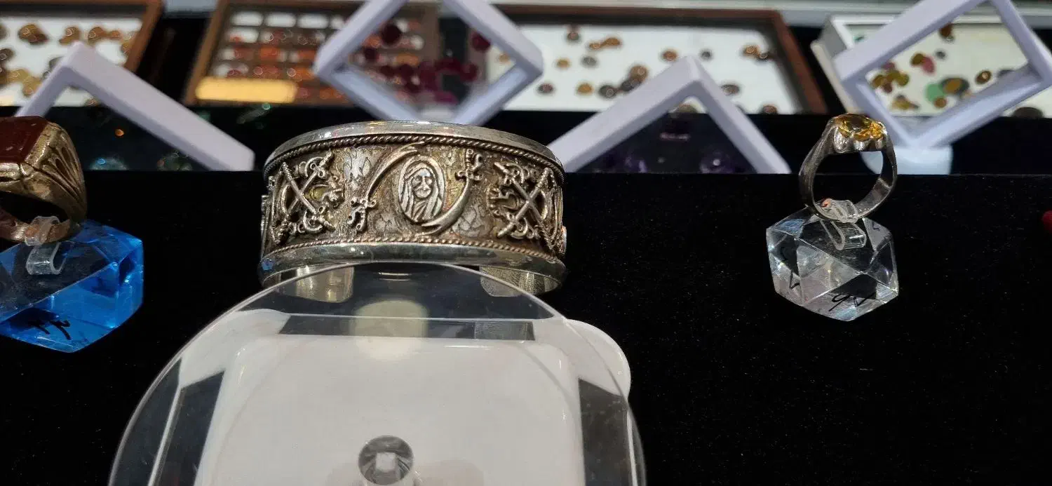 دستبند نقره (خلخال)شمایل|کلکسیون اشیاء عتیقه|قم, ارم|دیوار